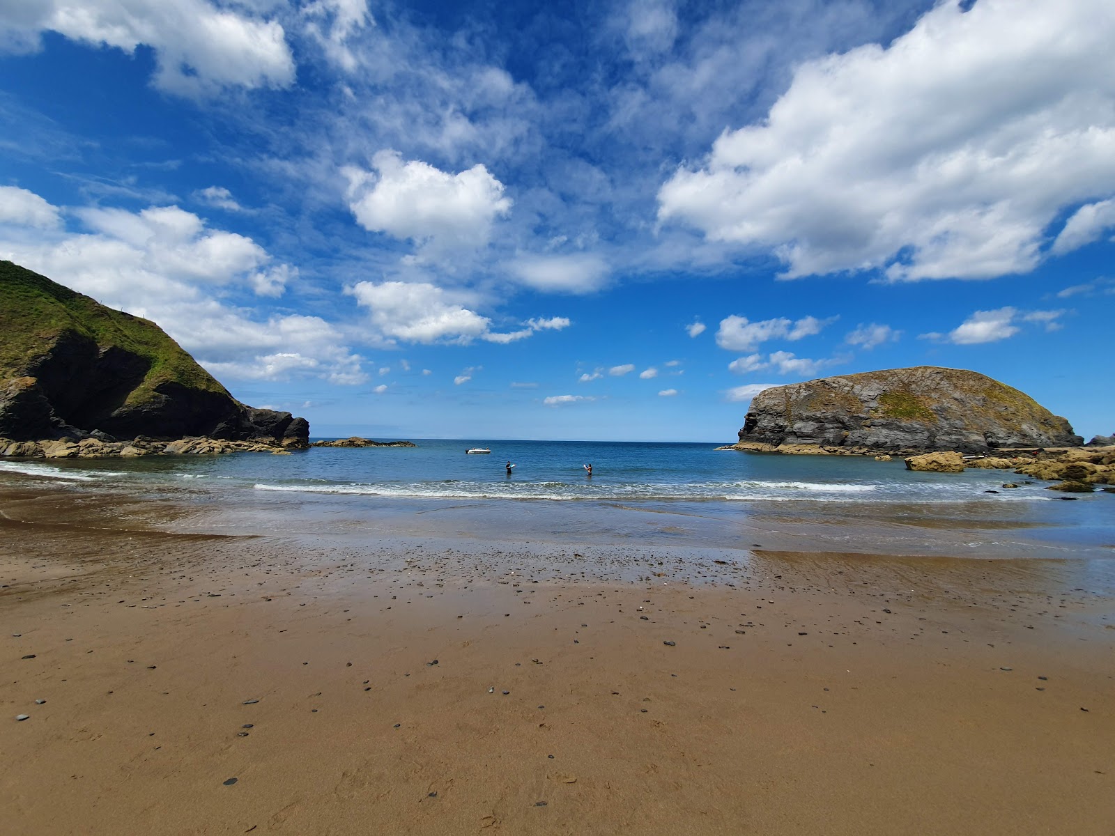 Foto di Spiaggia di Llangrannog con una superficie del sabbia beige