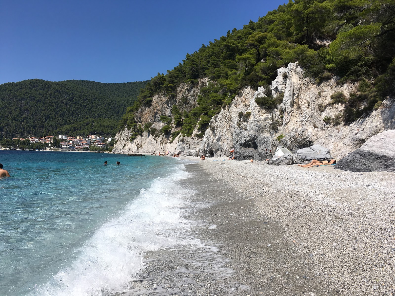 Foto av Hovolo beach med små beige småsten yta