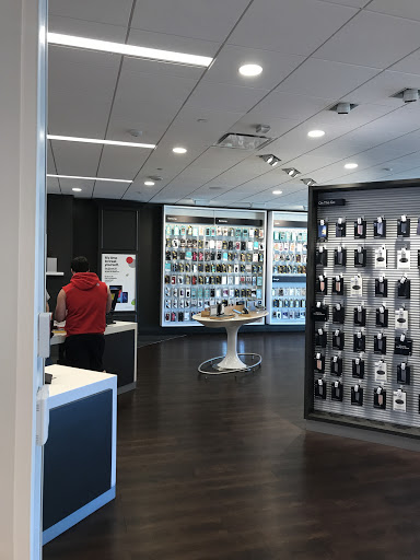 Cell Phone Store «Verizon», reviews and photos, 6250 Topanga Canyon Blvd #1540, Woodland Hills, CA 91367, USA