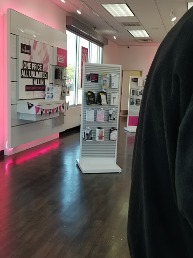 Cell Phone Store «T-Mobile», reviews and photos, 1208 Missouri Ave N, Largo, FL 33770, USA