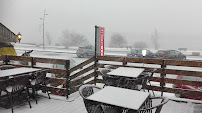 Atmosphère du Restaurant français La Petite Plage à Chambon-sur-Lac - n°12