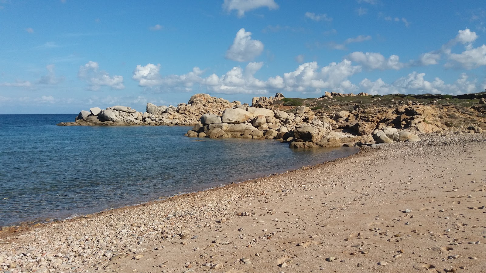Foto van Spiaggia de La Liccia met kleine baai