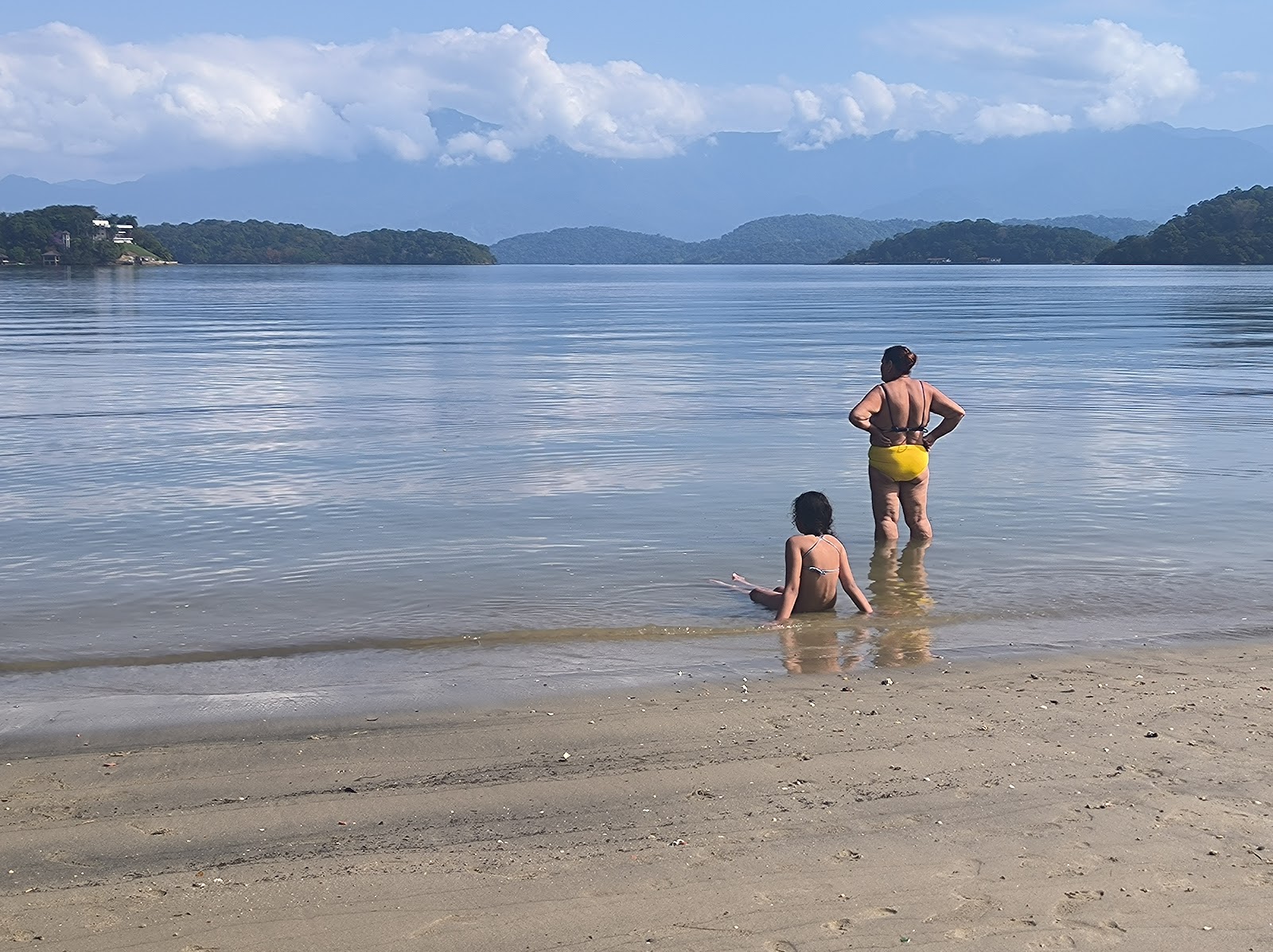 Valokuva Praia do Sapeista. tukeutunut kallioilla