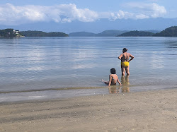 Valokuva Praia do Sapeista. tukeutunut kallioilla