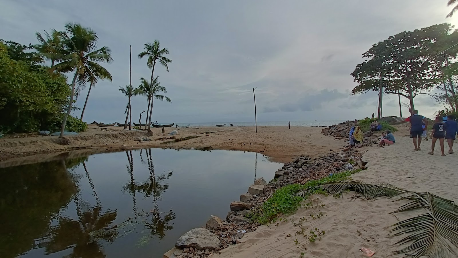 Φωτογραφία του Puthiya Beach με τυρκουάζ νερό επιφάνεια
