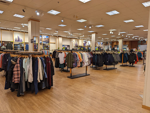 Clothing Store «Eddie Bauer», reviews and photos, 101 Hawthorn Center, Vernon Hills, IL 60061, USA