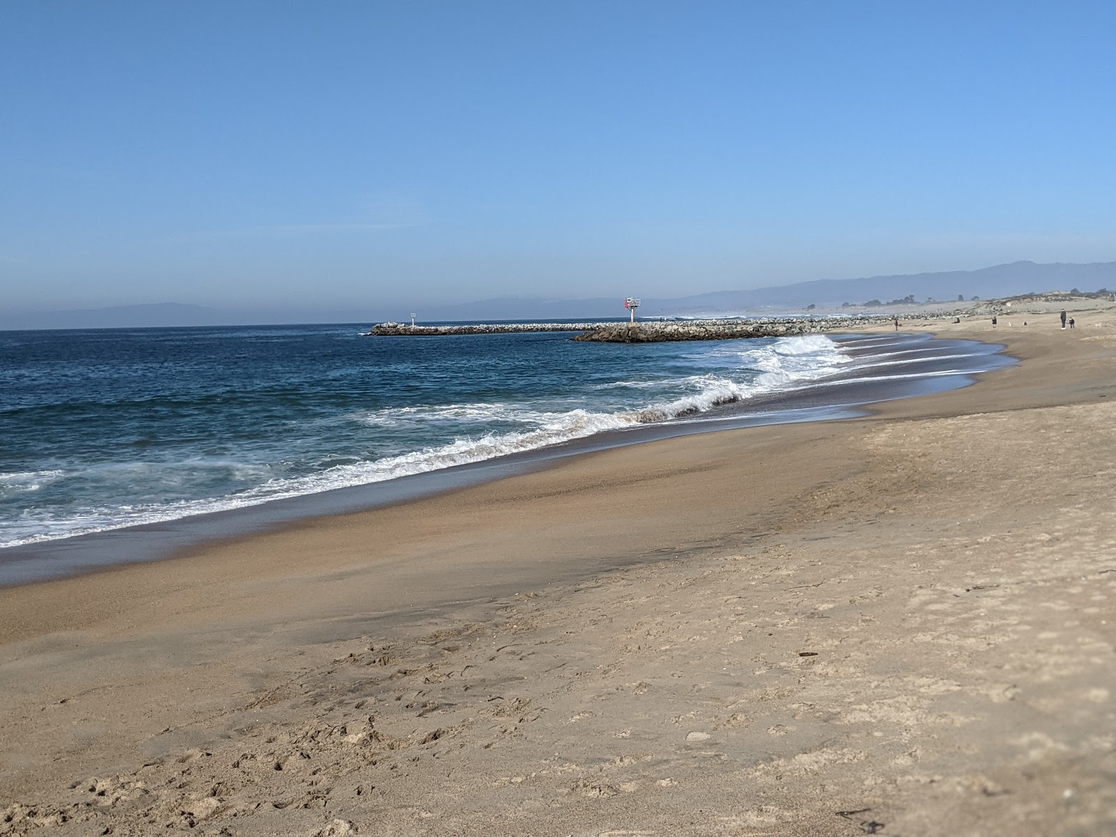Island Beach的照片 带有明亮的沙子表面