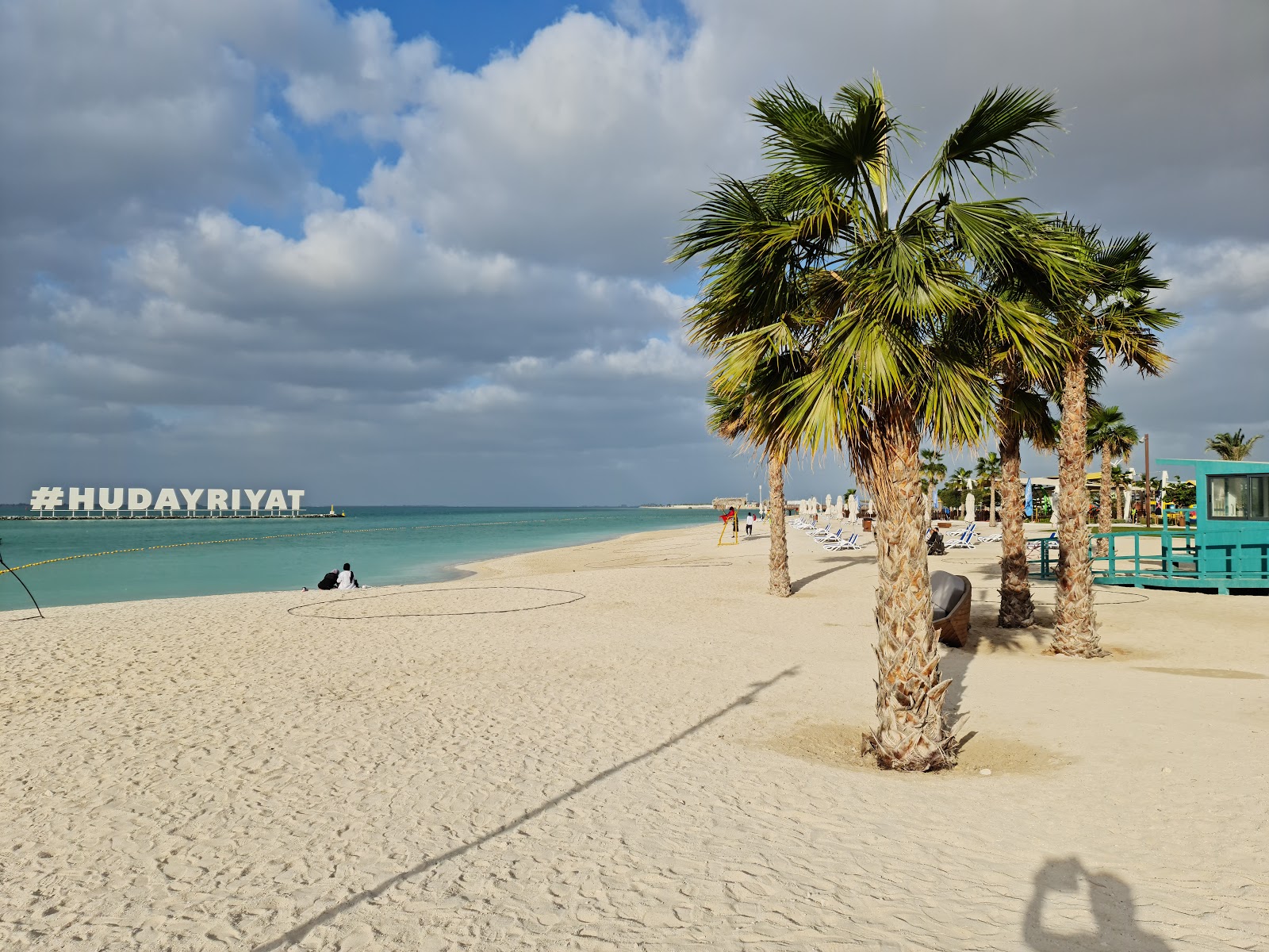Fotografie cu Al Hudayriat Beach cu o suprafață de nisip alb