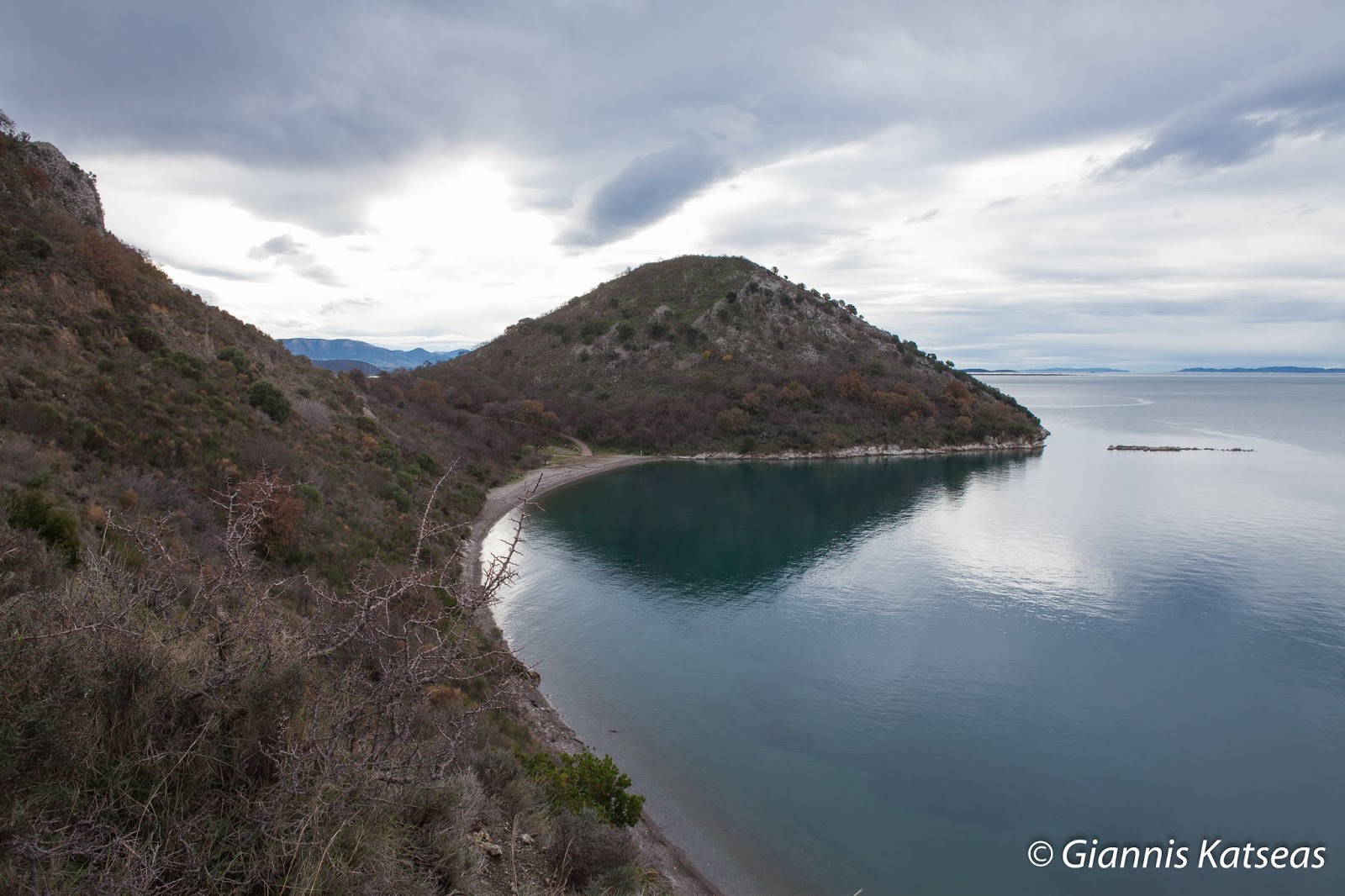 Stroggili beach'in fotoğrafı küçük koy ile birlikte