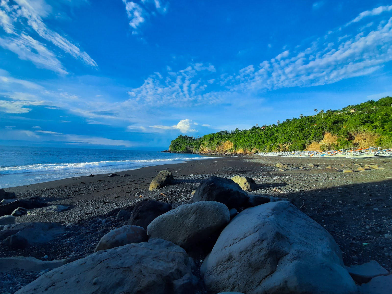 Foto de Funkkoeh Beach con arena gris superficie