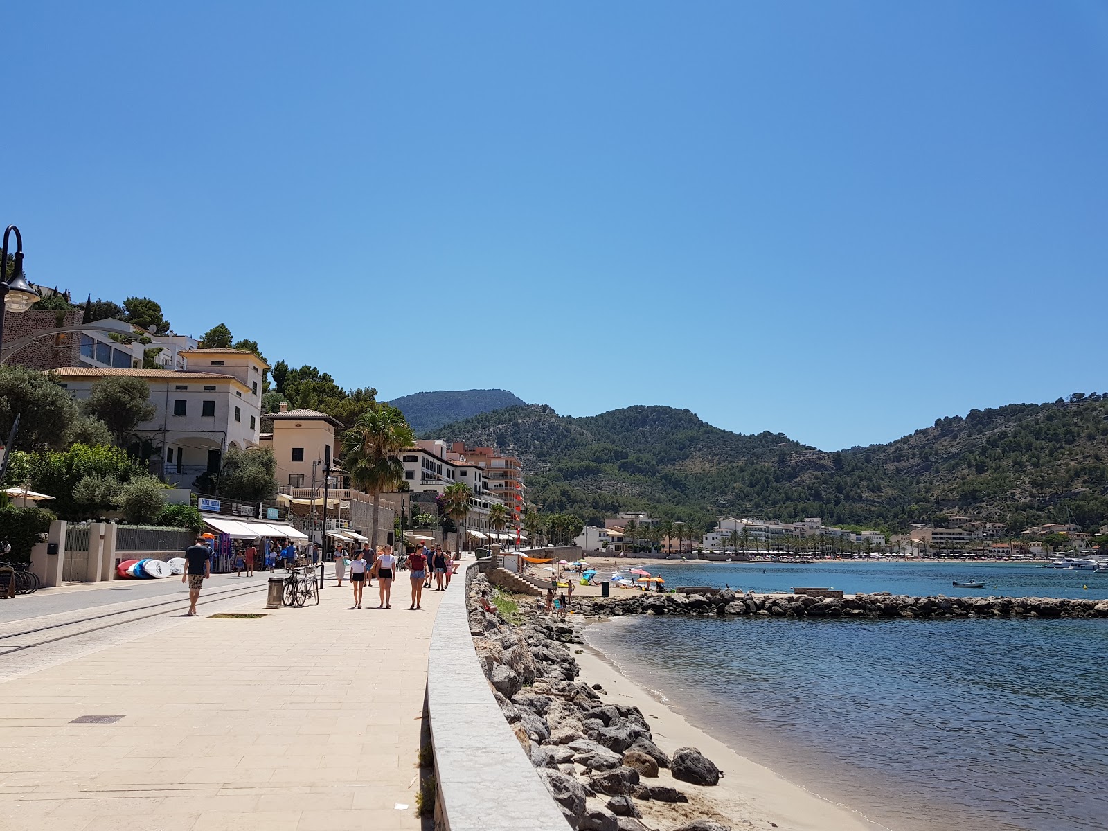 Photo de Port Soller avec sable fin et lumineux de surface