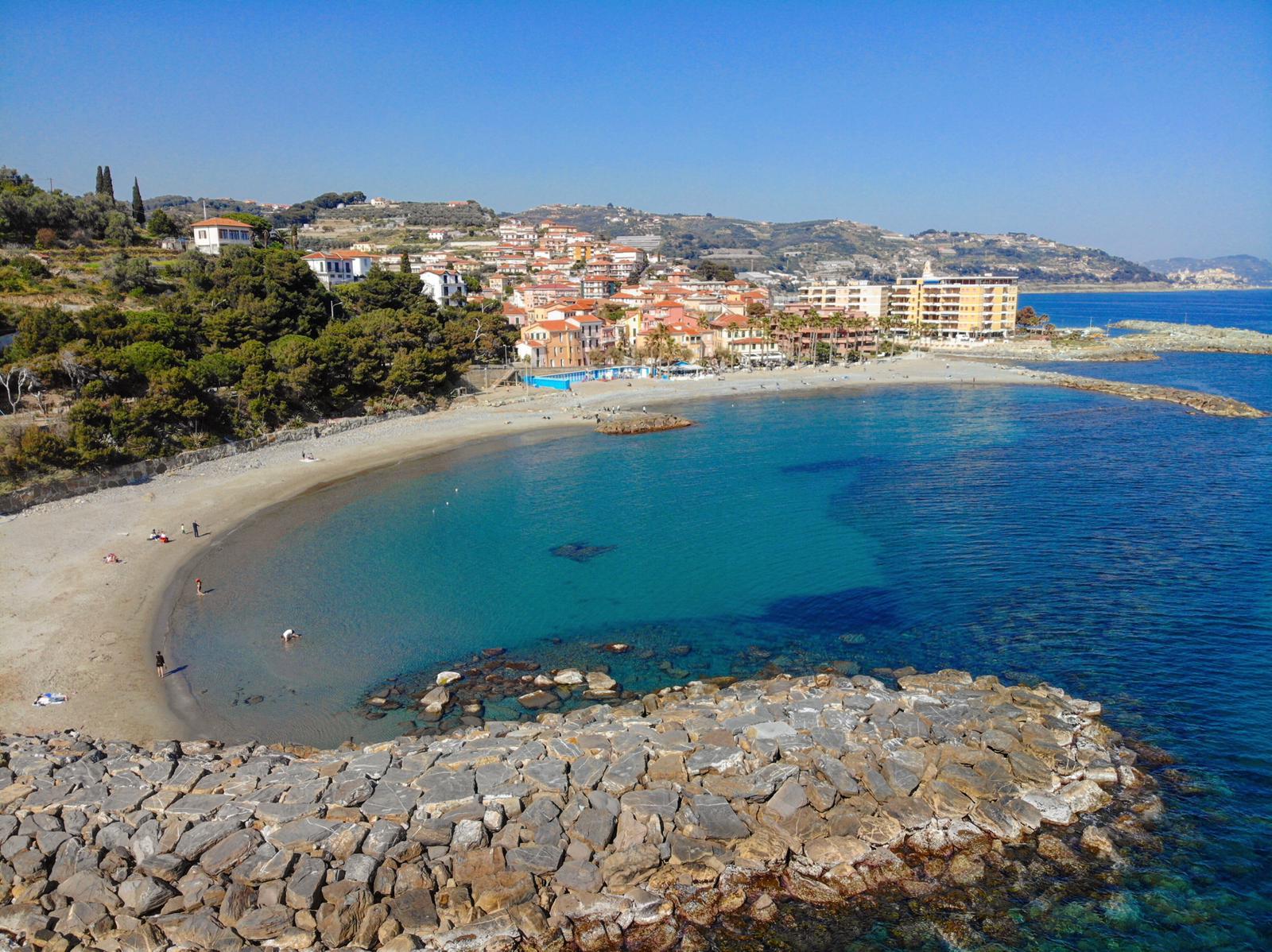 Foto di Spiaggia di San Lorenzo al Mare con una superficie del sabbia scura