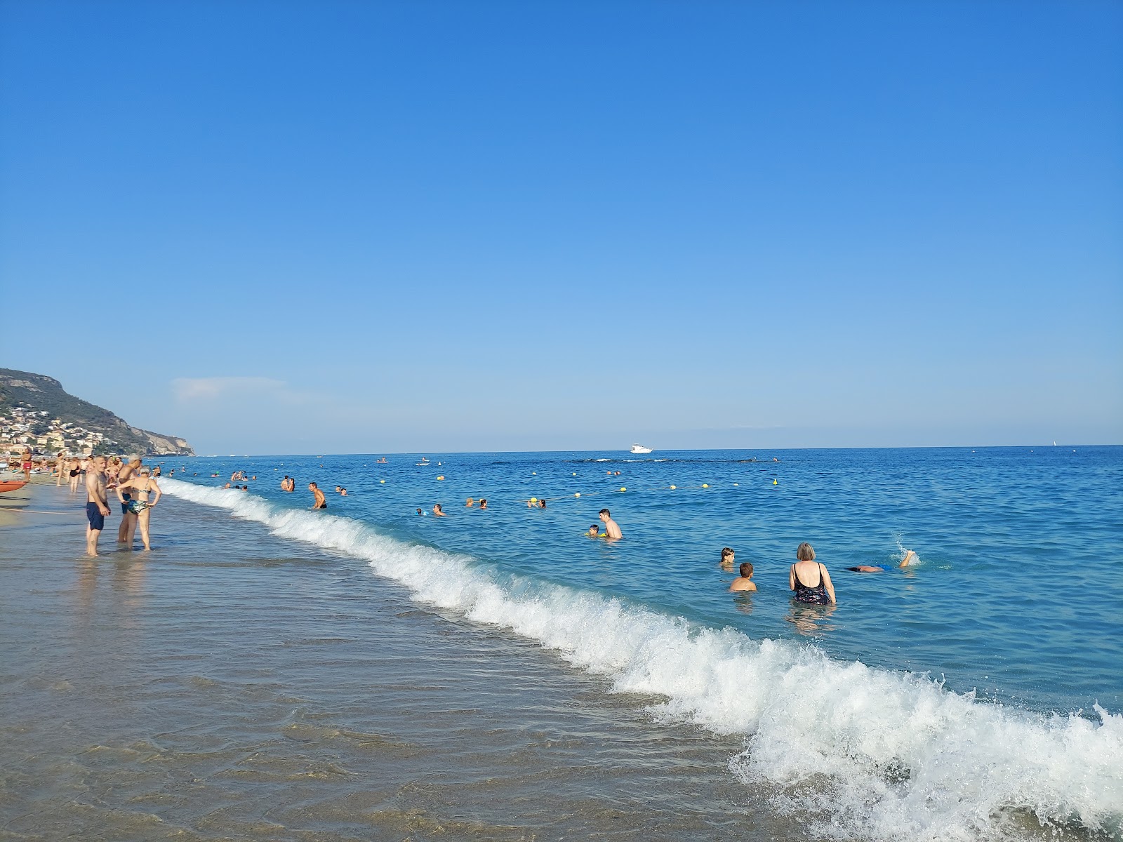 Foto van Spiaggia di Borgio met grijze fijne kiezelsteen oppervlakte