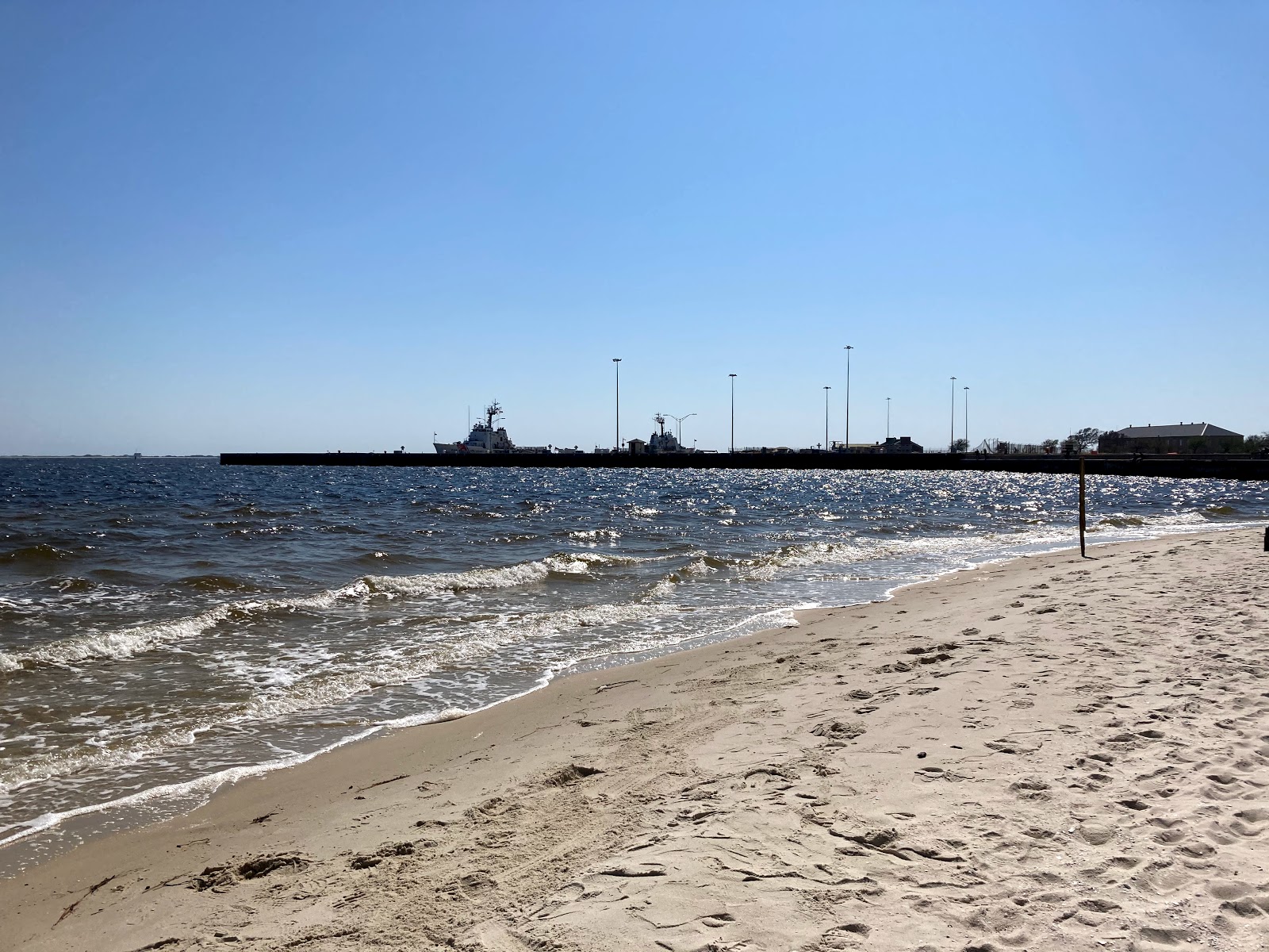 Pensacola Naval Complex Beach的照片 带有碧绿色水表面