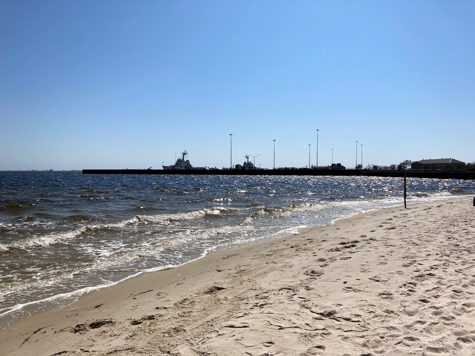 Pensacola Naval Complex Beach'in fotoğrafı geniş bir kıyı şeridi ile birlikte