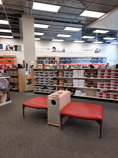 Shoe Store «Famous Footwear», reviews and photos, 1665 Olentangy River Rd, Columbus, OH 43212, USA