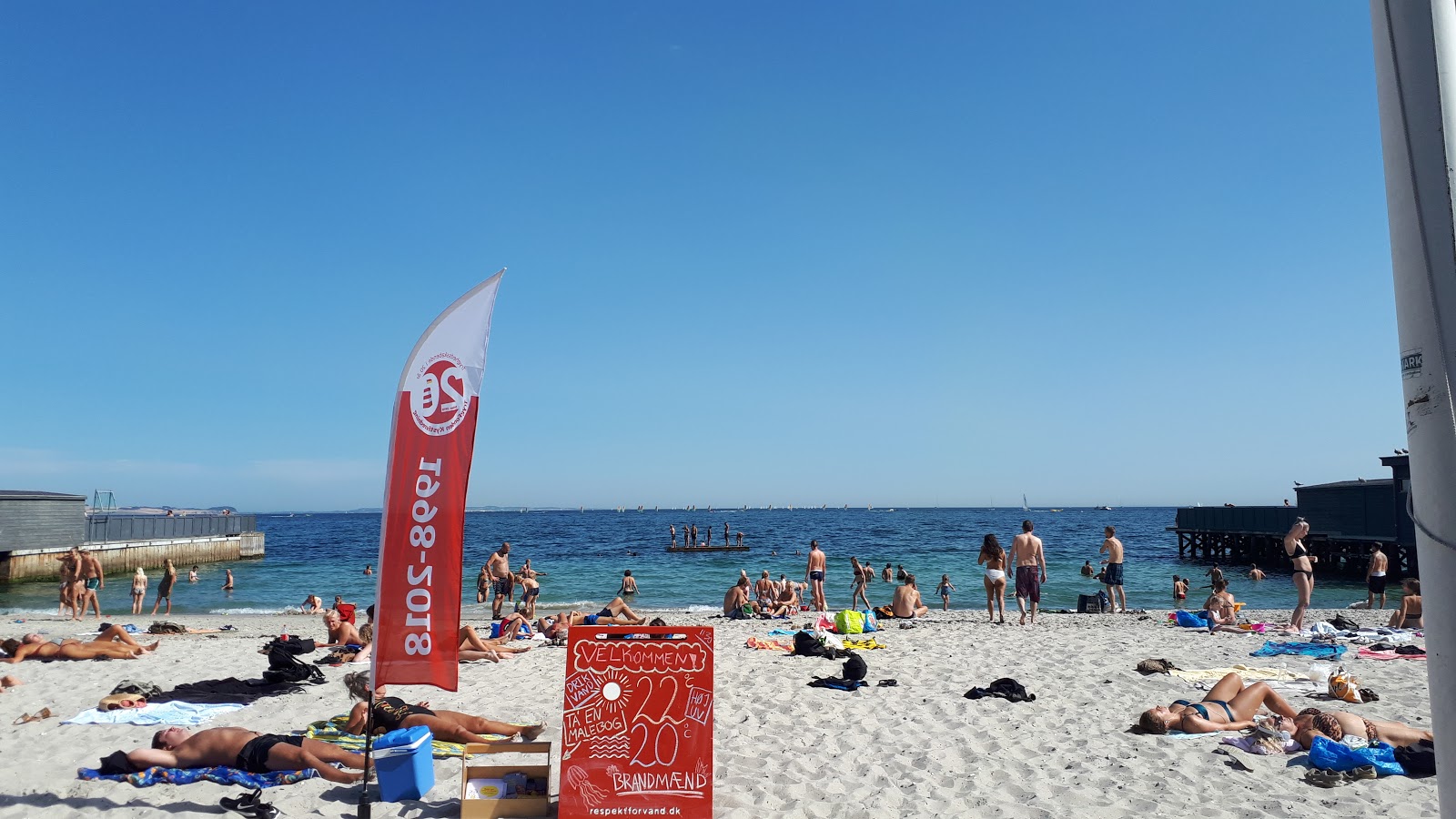 Photo de Den Permanente Beach avec l'eau cristalline de surface