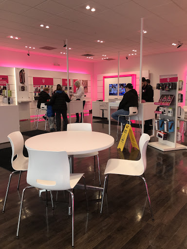 Cell Phone Store «T-Mobile», reviews and photos, 663 E Aurora Rd, Macedonia, OH 44056, USA