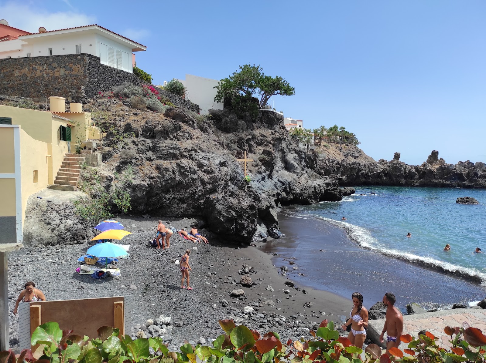 Photo de Plage d'Alcala avec sable blanc avec roches de surface