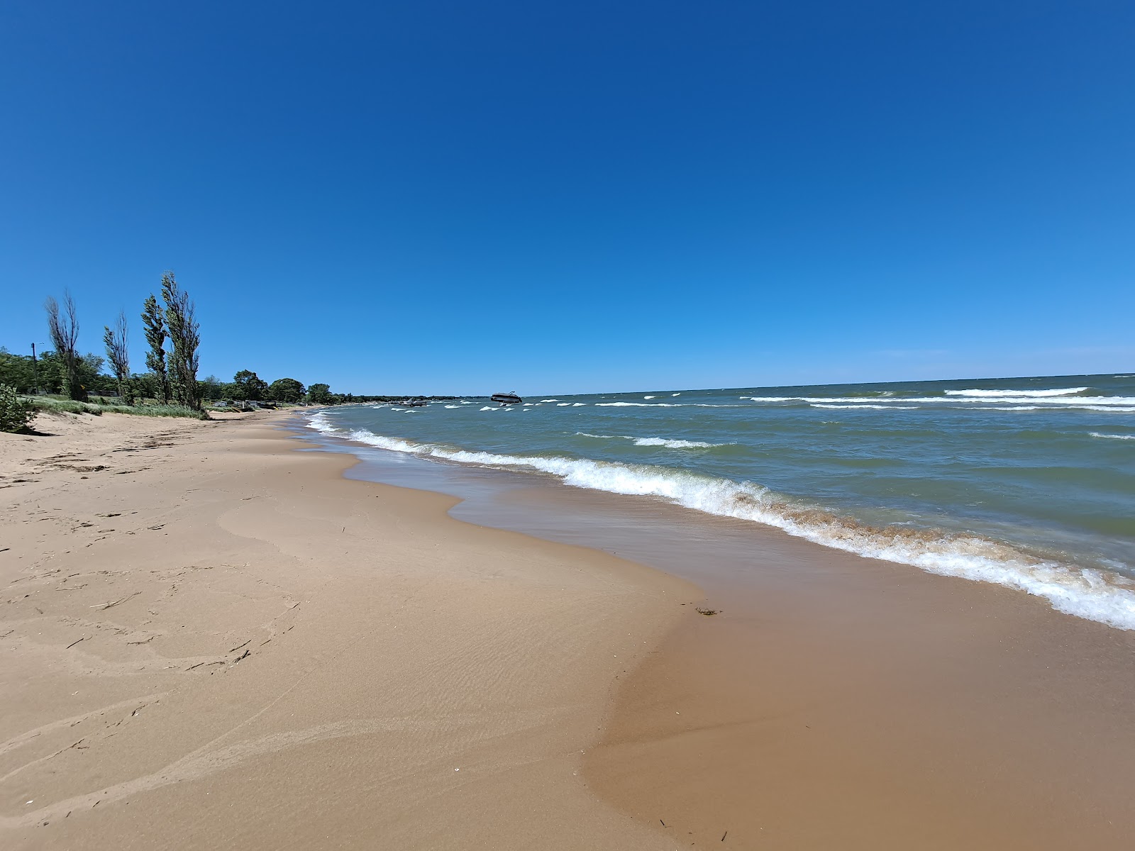 Oak Beach County Park Beach的照片 带有碧绿色纯水表面