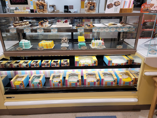 Grocery Store «Lowes Foods», reviews and photos, 1581 New Garden Rd, Greensboro, NC 27410, USA