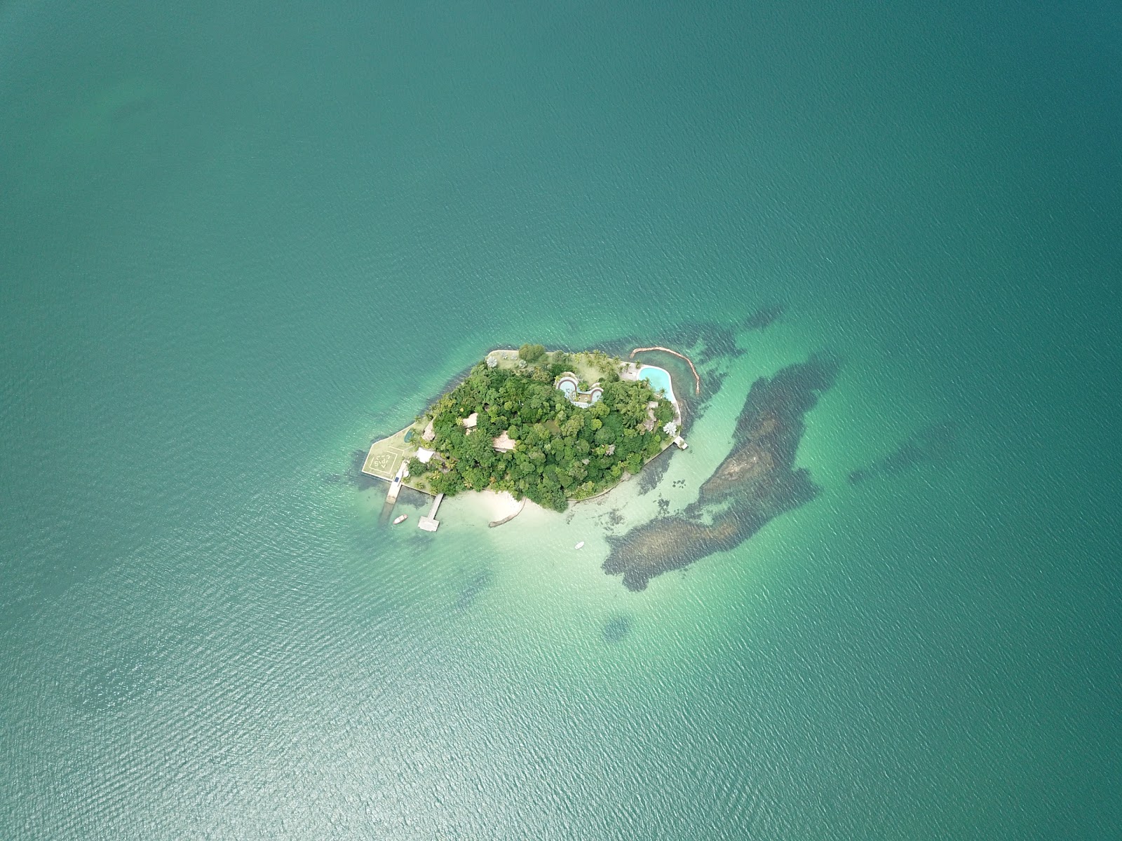 Foto von Ilha do Cavaco Beach und die siedlung