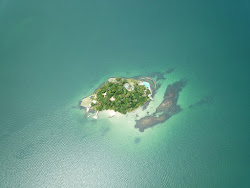Foto von Ilha do Cavaco Beach und die siedlung