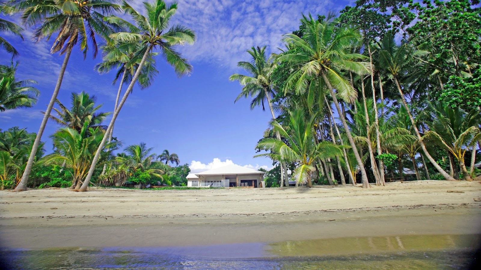 Foto van Newell Beach en de nederzetting