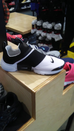 Shopping Mall «Southland Terrace Shopping Center», reviews and photos, 3971 7th Street Rd, Louisville, KY 40216, USA