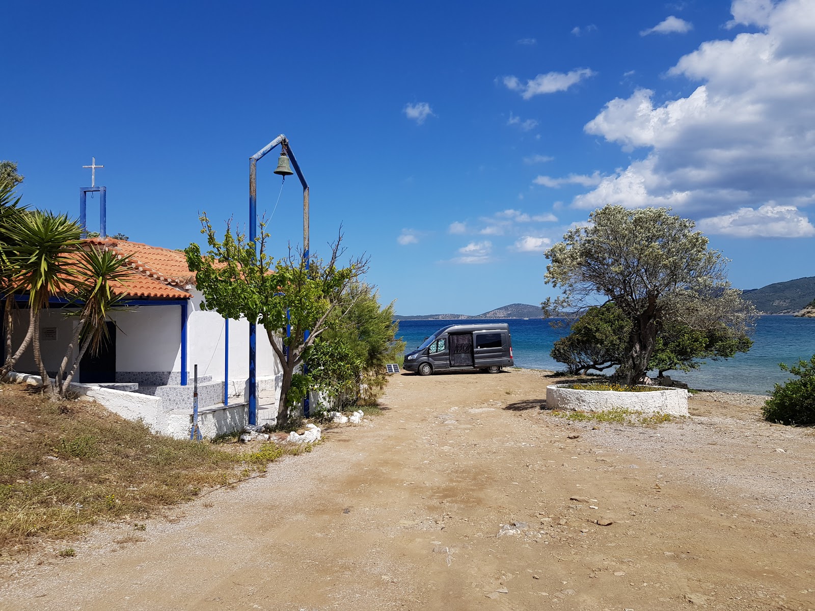 Photo de Akra Ntana V avec l'eau cristalline de surface