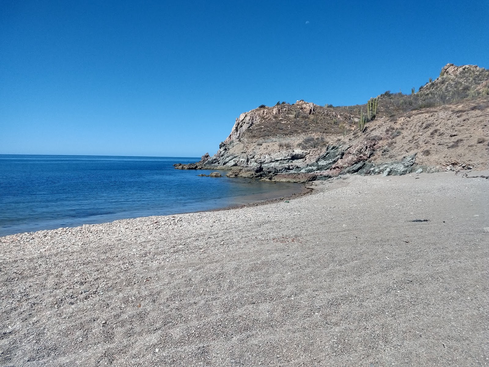 Foto van Las Cadenas beach met grijze fijne kiezelsteen oppervlakte