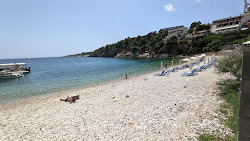 Foto von Paralia Rousoum Gialos und die siedlung