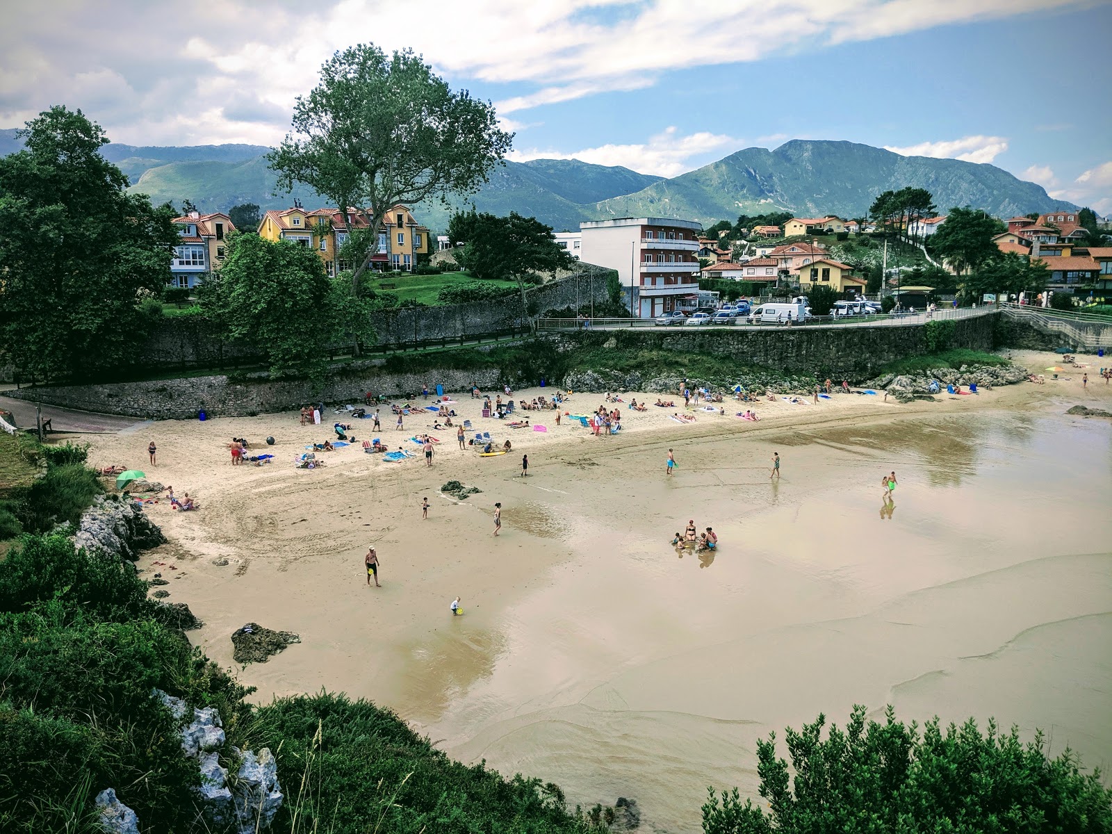 Φωτογραφία του Playa de Palombina με επίπεδο καθαριότητας πολύ καθαρό