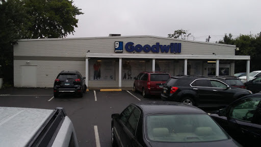 Thrift Store «Goodwill Danbury Store and Donation Station», reviews and photos, 2 Beaver Brook Rd, Danbury, CT 06810, USA