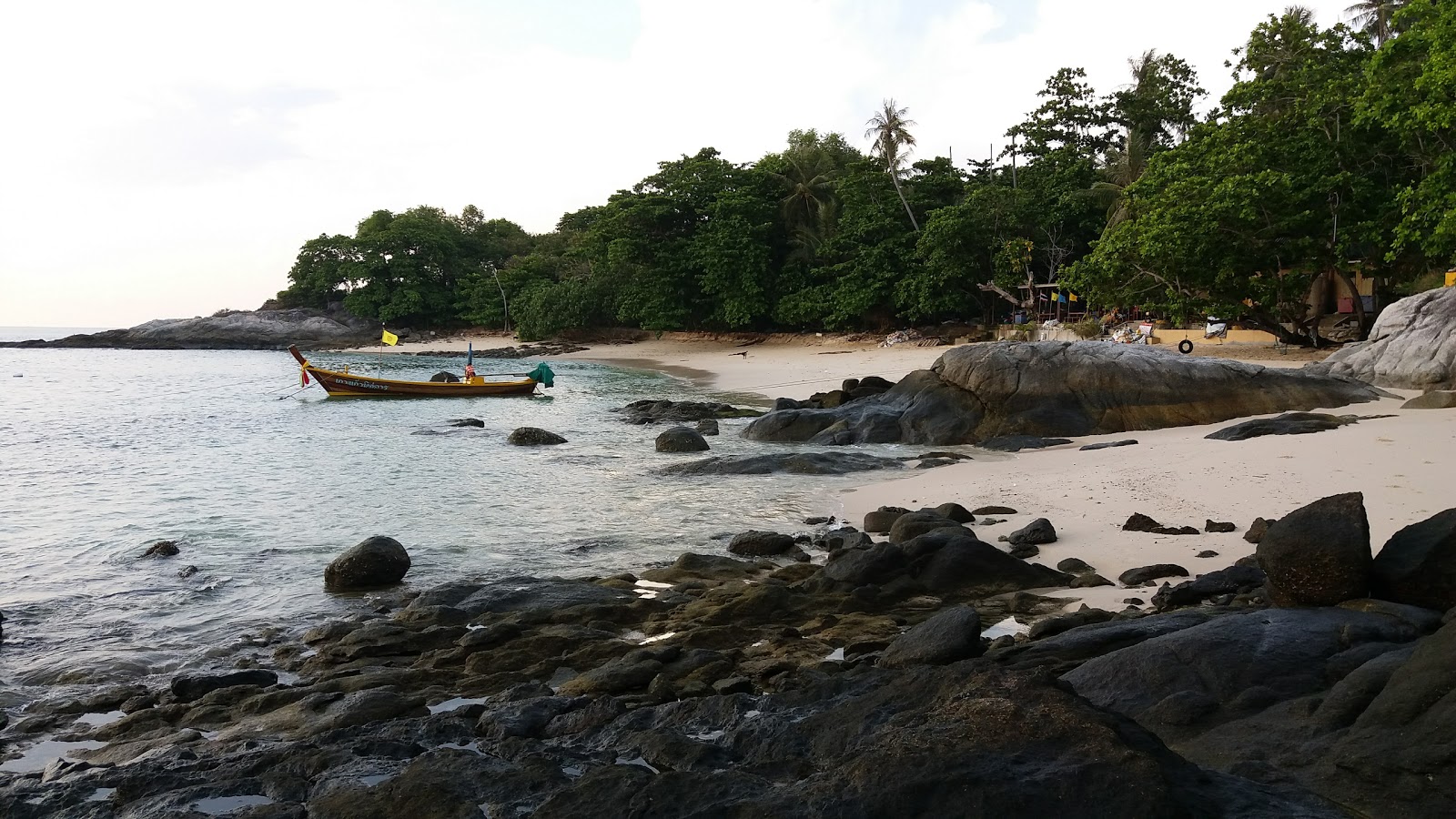 Fotografie cu Ko Kaeo Yai Beach amplasat într-o zonă naturală