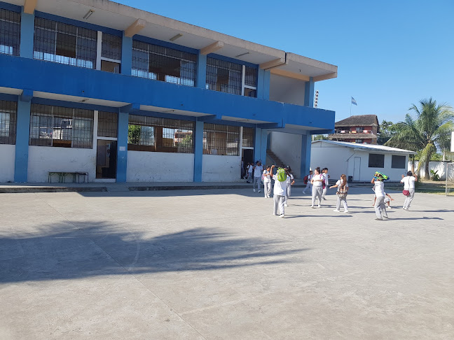 Escuela Maximino Intriago Patiño - Muisne