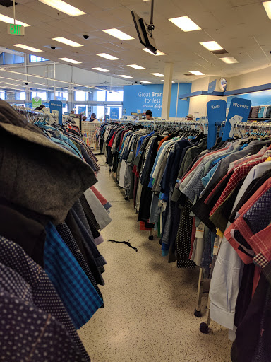 Shopping Mall «Powell Street Plaza Shopping Center», reviews and photos, 5795 Christie Ave, Emeryville, CA 94608, USA