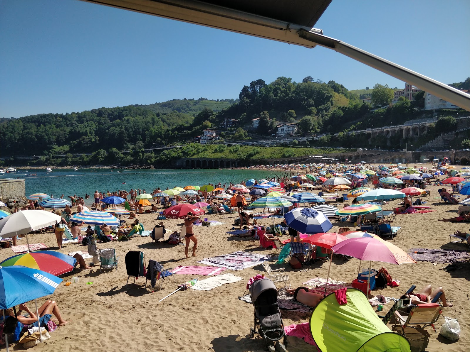 Foto af Playa de Malkorbe bakket op af klipperne