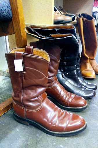 Thrift Store «Robins Roost Thrift Store», reviews and photos, 283 S 2nd St, Independence, OR 97351, USA