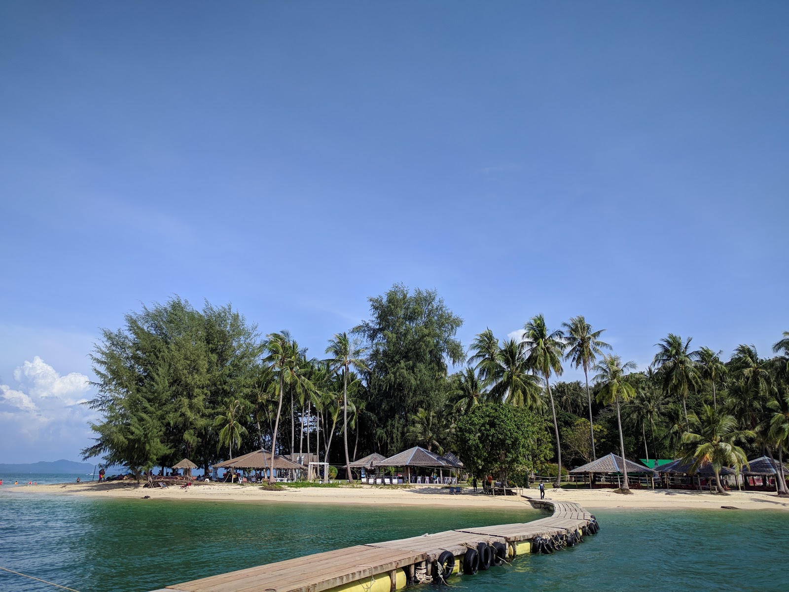 Fotografija Naka Noi Island Beach z turkizna voda površino