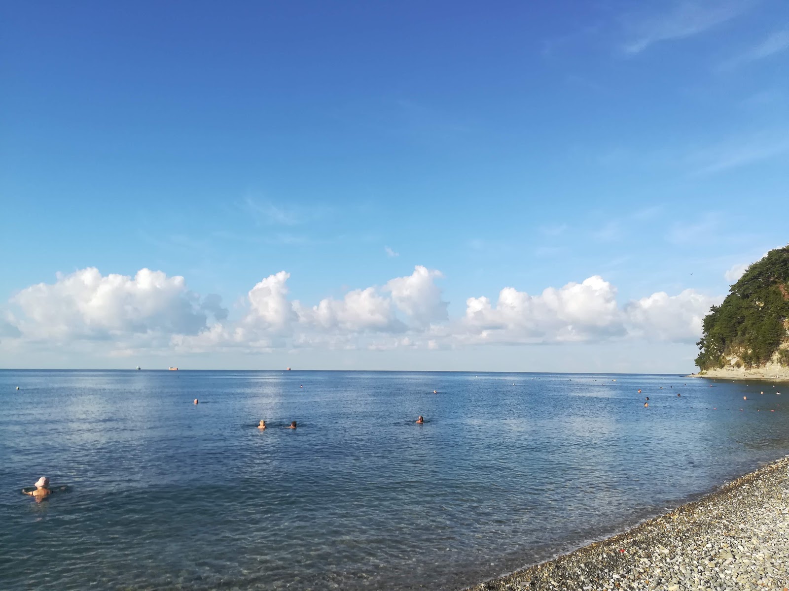 Photo of Pier 167 beach backed by cliffs