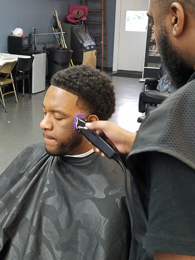 Barber Shop «Razor 1 Kutz Barbershop», reviews and photos, 7218 Montgomery Rd, Silverton, OH 45236, USA