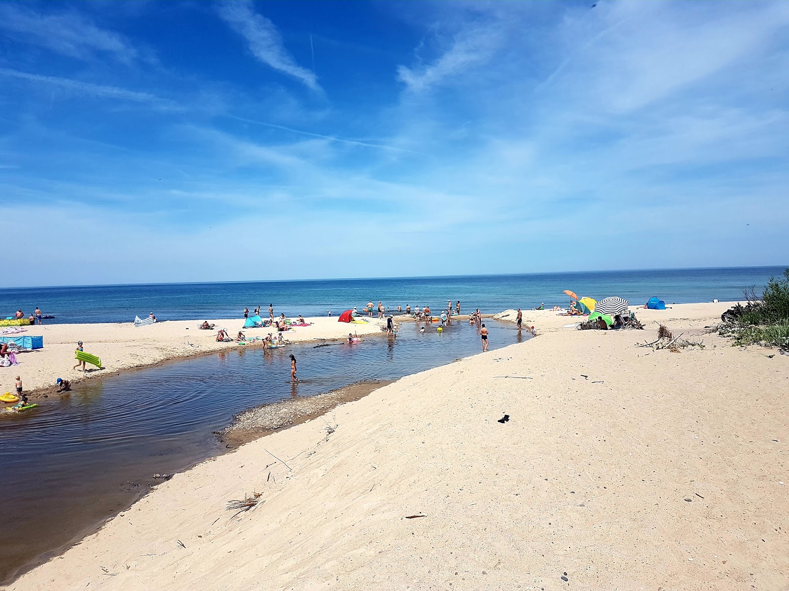 Foto av Plaza przy Czerwonej Rzeczce med ljus fin sand yta