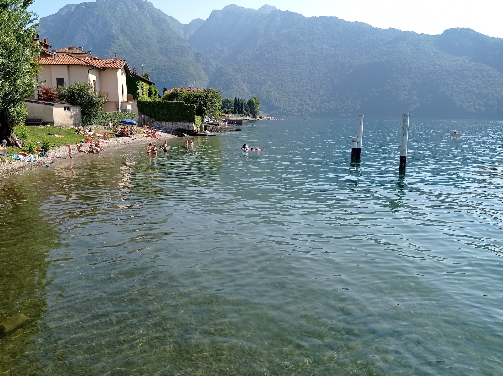 Foto di Spiaggia di Abbadia Lariana e l'insediamento