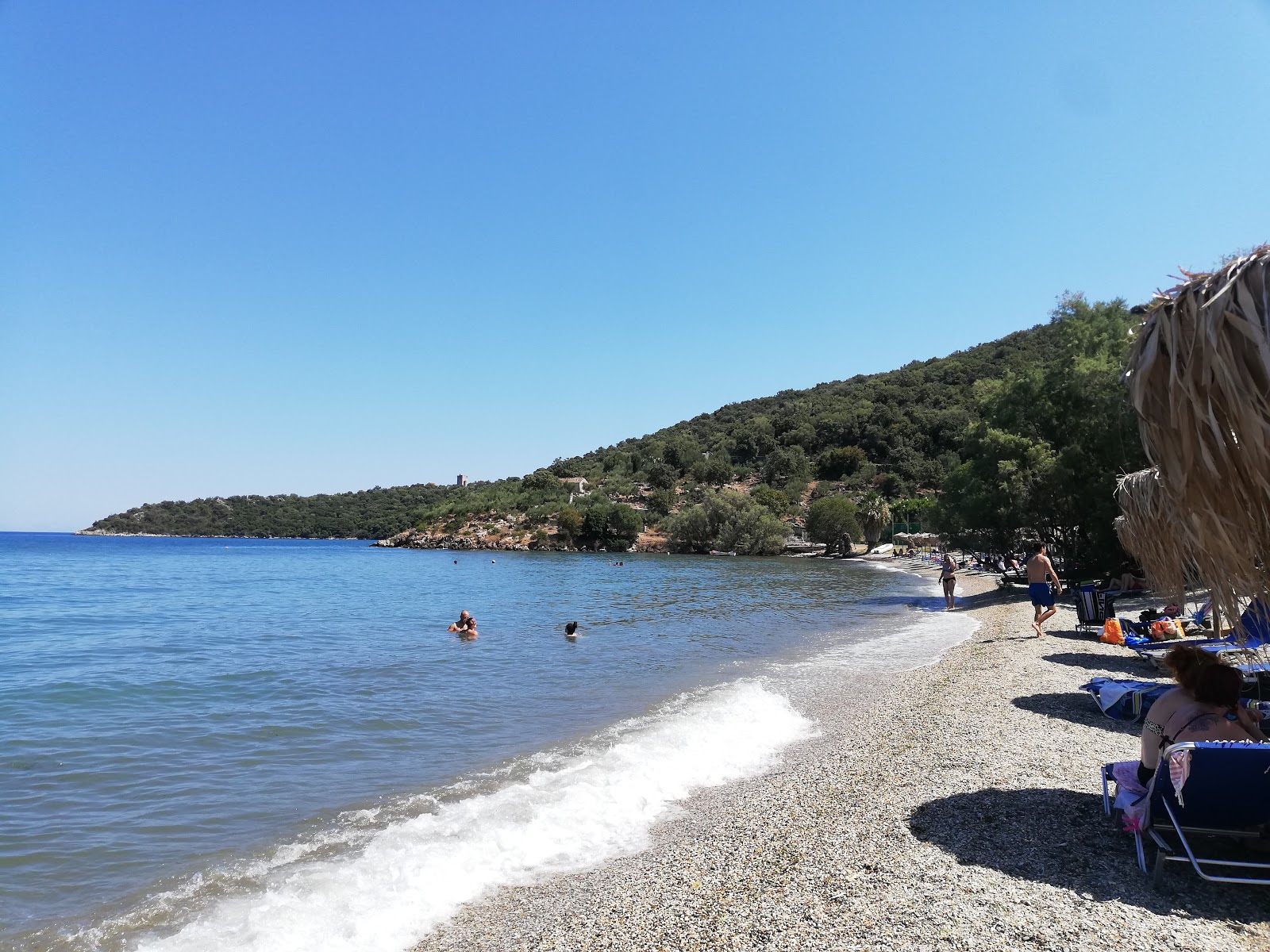 Foto de Vathi beach com pequenas pedras cinzentas superfície