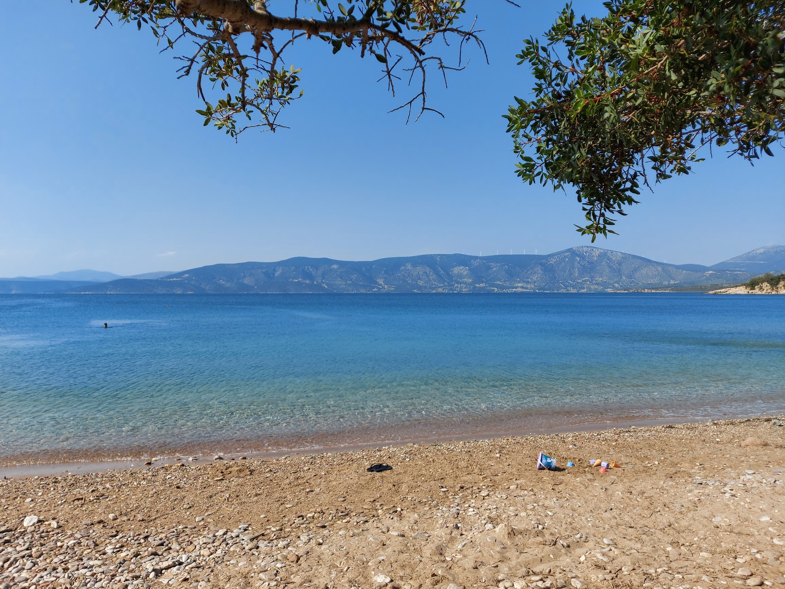 Foto di Marathia beach con una superficie del ciottoli beige