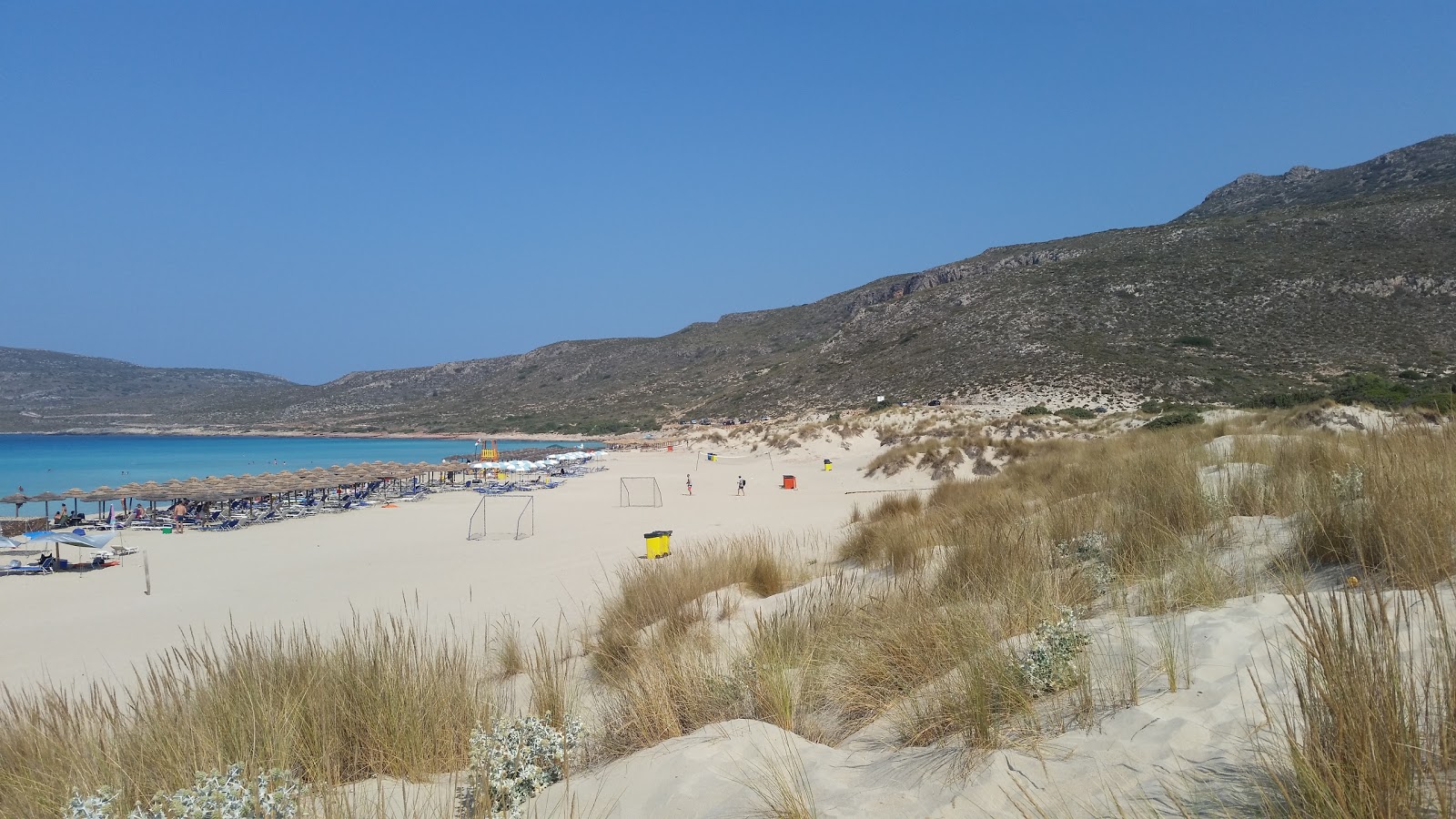 Simos Plajı'in fotoğrafı - rahatlamayı sevenler arasında popüler bir yer