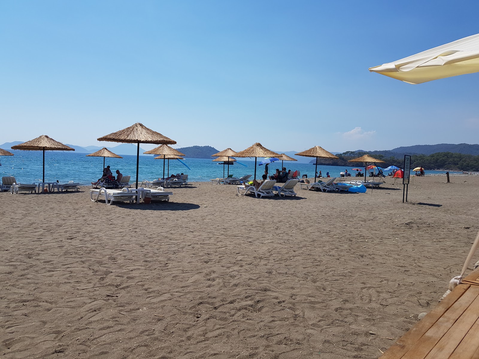 Photo de Karaot beach avec rivage droit, long