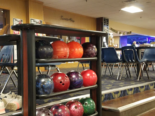 Bowling Alley «Joliet Town & Country Lanes», reviews and photos, 2231 W Jefferson St, Joliet, IL 60435, USA