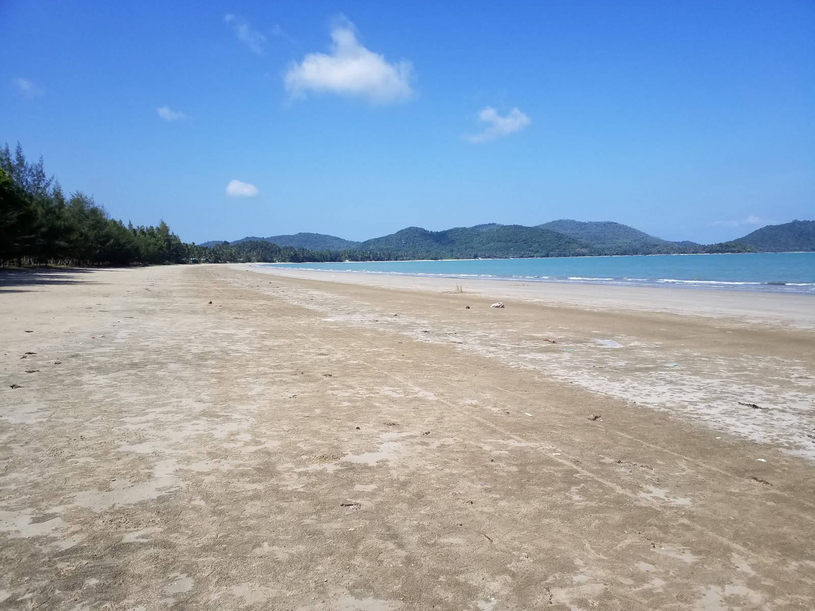 Foto de Ao Thung Makham Beach con parcialmente limpio nivel de limpieza